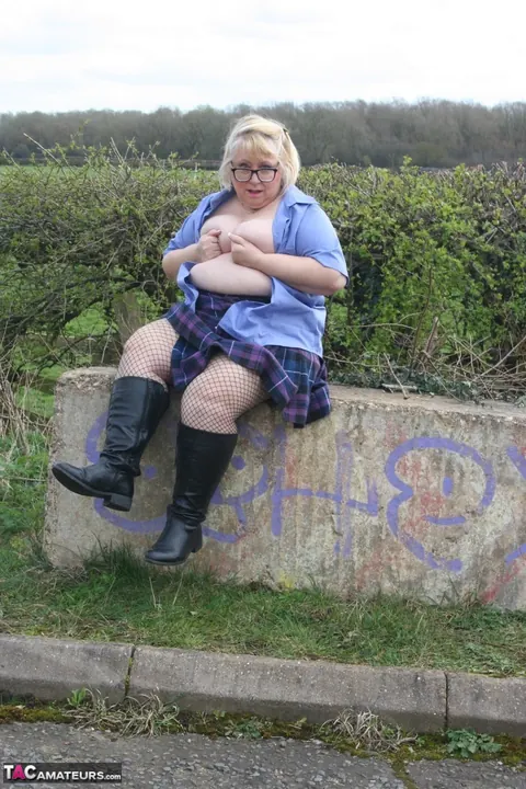 Lexie Cummings: Mature British BBW Exposes Her Body on a Rural Road – photo 13 of 13