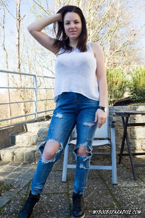 Amanda Talia: European Brunette Frees Big Tits from Jeans Outdoors – photo 1 of 16