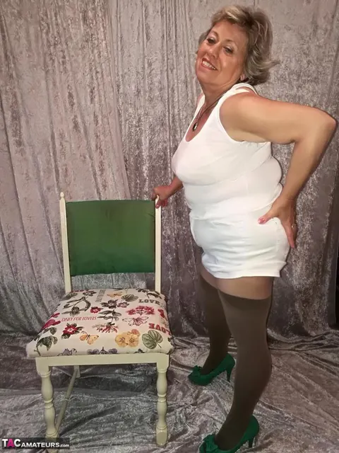 BBW Pulls Panties Aside in Pantyhose and Heels – photo 9 of 20