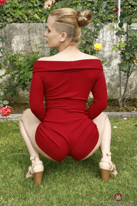 Sloan Harper: Thick Blonde in High Heels Spreads Her Hairy Pussy Wide – photo 2 of 20