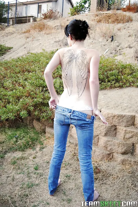 Daisy Cums: PAWG Amateur Redhead Strips and Spreads Outdoors – photo 11 of 16
