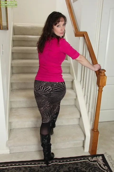 Shelly Jones: Mature Brunette Strips Out of Her Panties and Spreads Wide – photo 1 of 16