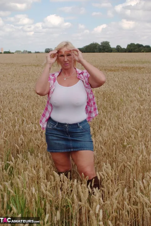 Melody Charm: British MILF Flashes Her Big Natural Tits in the Forest – photo 2 of 20