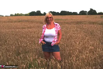 Melody Charm – British MILF Flashes Her Big Natural Tits in the Forest
