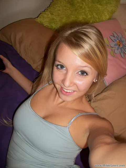 Elle Blue: Busty Blonde Spreads Her Shaved Pussy on the Bed – photo 1 of 16