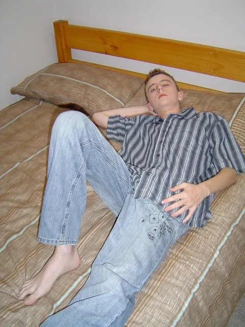 Hairy Man Masturbates and Fingers Himself on the Bed – photo 7 of 20