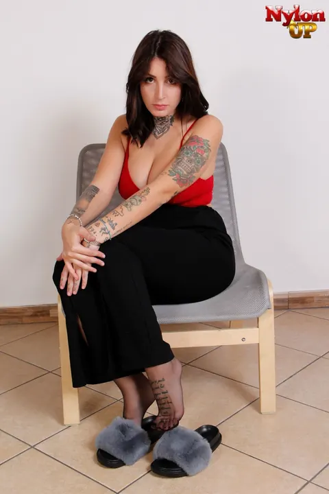 Brunette in Stockings Spreads Her Legs and Shows Her Feet – photo 1 of 12