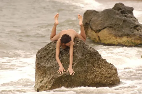 Two Skinny Women Kiss on the Beach – photo 14 of 21