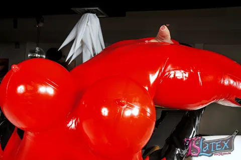 Trans Woman in Latex Shows Off Her Body – photo 16 of 21
