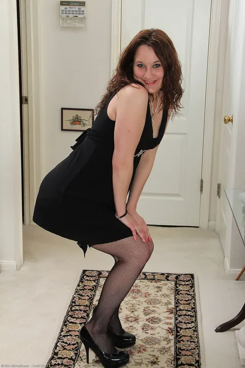 Thick MILF Strips Nude and Poses Showing Her Full Figure – photo 1 of 21