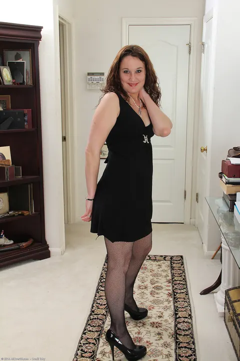 Thick MILF Strips Nude and Poses Showing Her Full Figure – photo 2 of 21