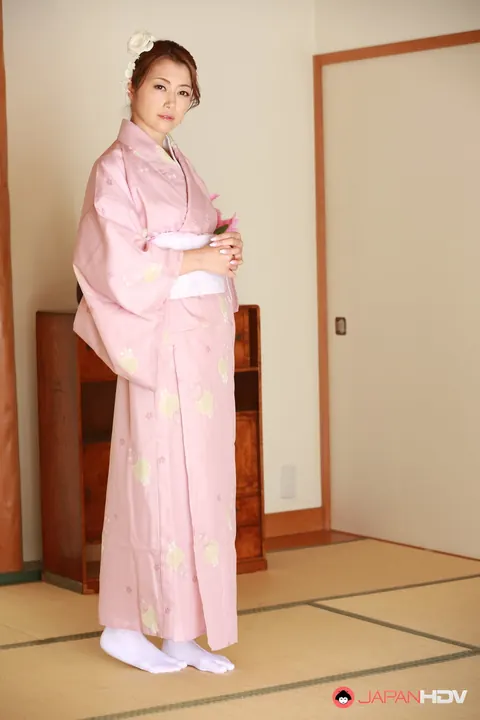 Sayuri Shiraishi: Busty Mature Japanese Parts Her Robe to Finger Her Hairy Bush – photo 6 of 15