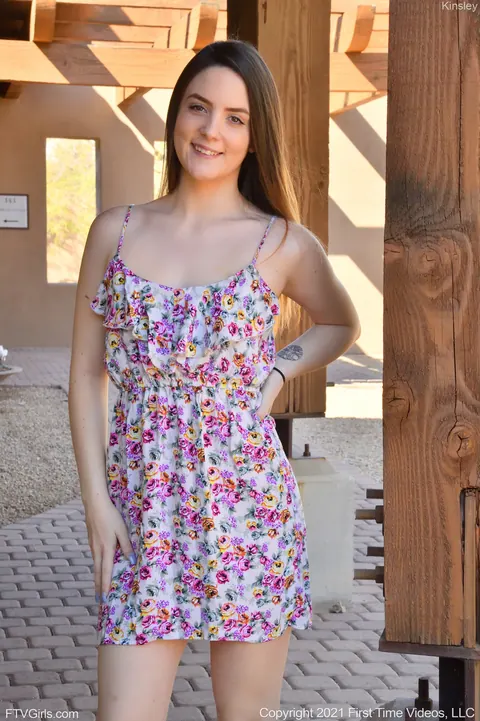 Kinsley Kane: Amateur Brunette Strips Nude and Shows Her Body – photo 1 of 20
