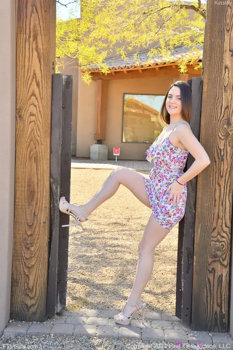Kinsley Kane: Amateur Brunette Strips Nude and Shows Her Body – photo 15 of 20