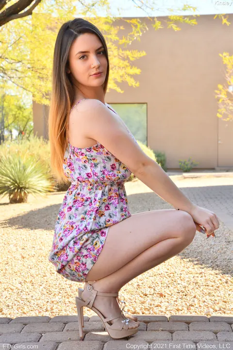 Kinsley Kane: Amateur Brunette Strips Nude and Shows Her Body – photo 10 of 20