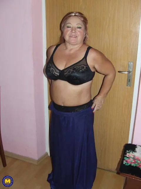 Mature BBW with Big Tits Strips Out of Her Pantyhose – photo 3 of 21