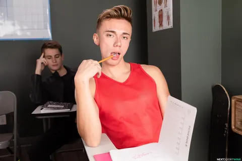 Older Man and Two Twinks Suck and Fuck in a Group – photo 2 of 20