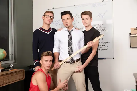Older Man and Two Twinks Suck and Fuck in a Group – photo 14 of 20