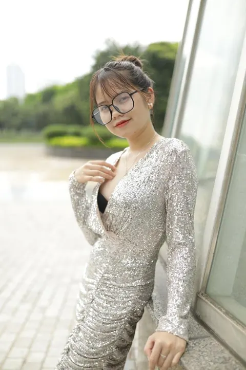 Slim Brunette with Big Tits and Glasses Poses Outdoors – photo 10 of 21