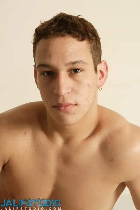 Handsome Guy Strips Nude and Shows Off His Body – photo 4 of 20