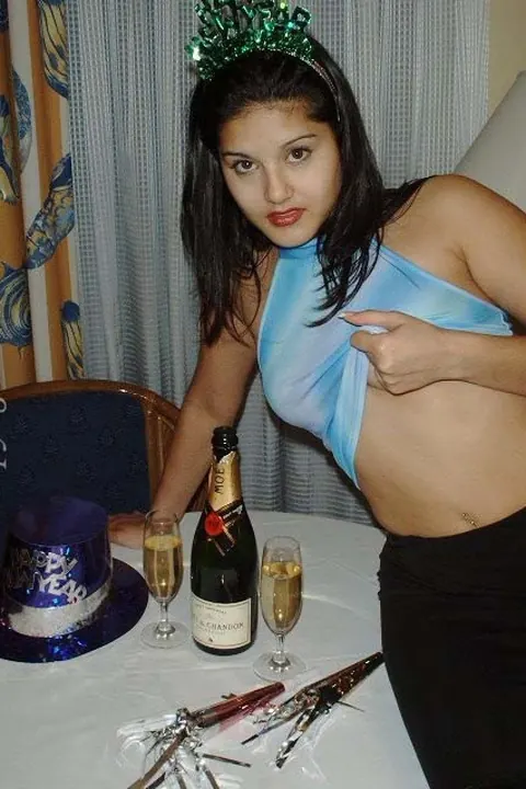 Sunny Leone: Asian MILF Spreads Naked on a Table – photo 7 of 11