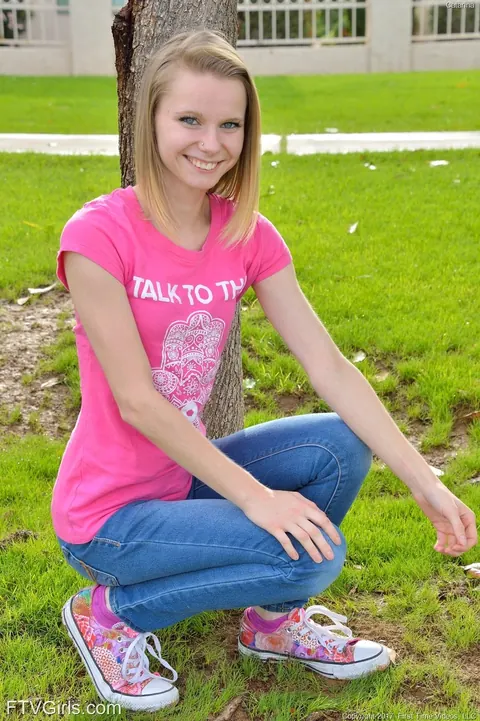 Catarina Petrov: Skinny Blonde Strips Out of Her Jeans on the Road – photo 2 of 15