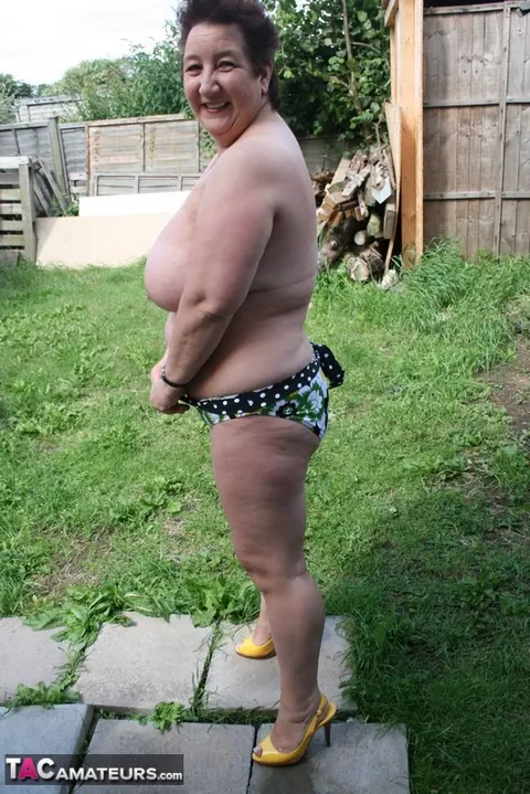Kinky Carol: Mature BBW Strips Out of Her Bikini Outdoors in Heels – photo 7 of 16