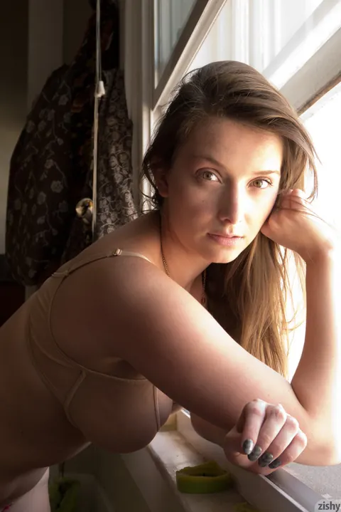 Rachel Snowflake: Thick Brunette Strips Off Her Lingerie and Heels to Stand Nude – photo 9 of 11