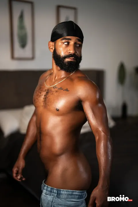Two Men Kiss Before Interracial Group Sex – photo 2 of 15