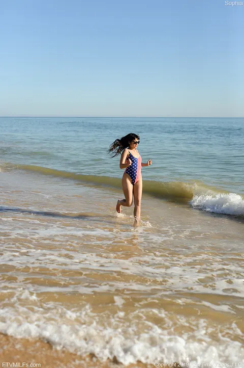 Sophie Jade: Asian MILF Spreads Her Pussy in a Bikini on the Beach – photo 14 of 21