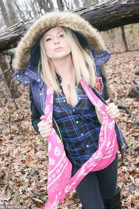 Meet Madden: Slim Blonde MILF Strips Out of Her Jeans in the Forest – photo 7 of 15