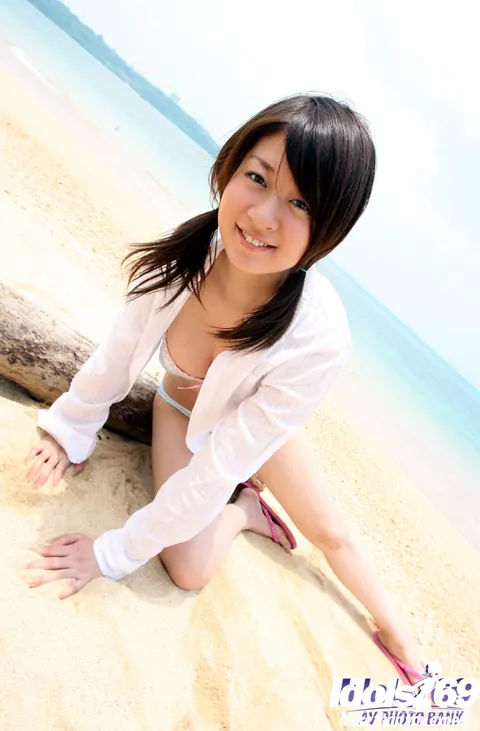 Risa Misaki: Japanese Brunette Strips Out of Her Panties on the Beach – photo 1 of 16