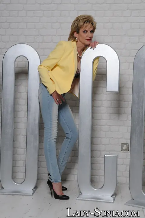 Lady Sonia: Mature British Blonde Drops Her Jeans to Reveal Her Big Tits – photo 4 of 20