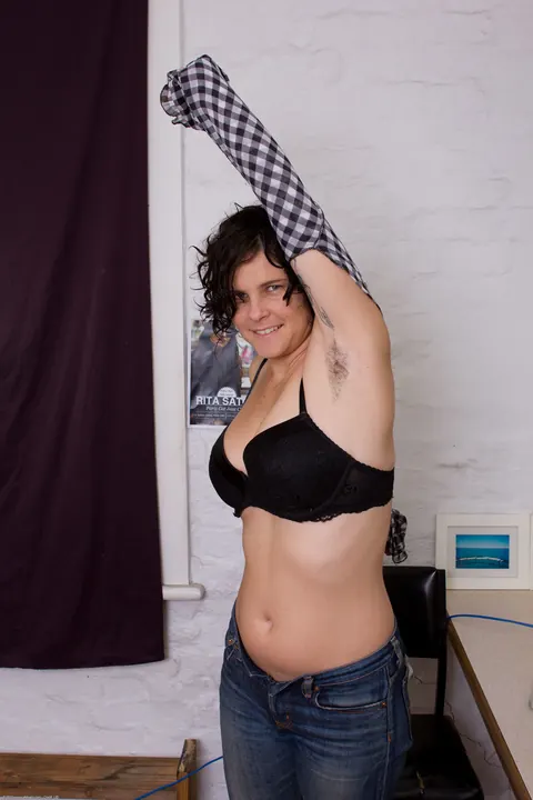 Thick MILF with Big Tits Strips Nude and Poses – photo 5 of 21