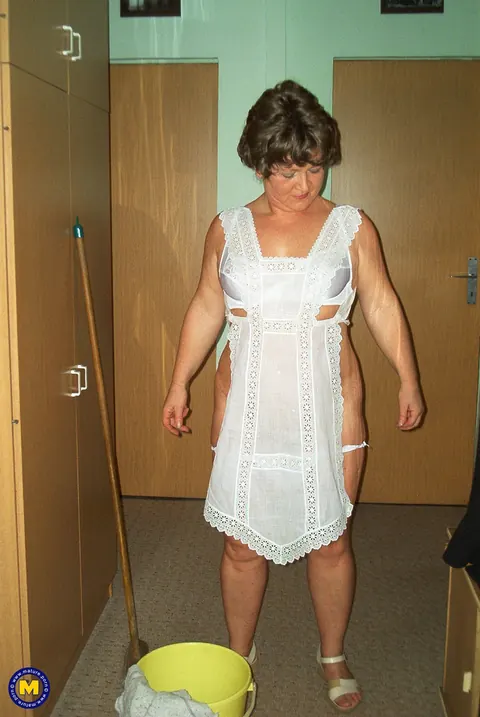 Mature Curvy MILF Spreads Her Trimmed Pussy in the Bathroom – photo 2 of 20