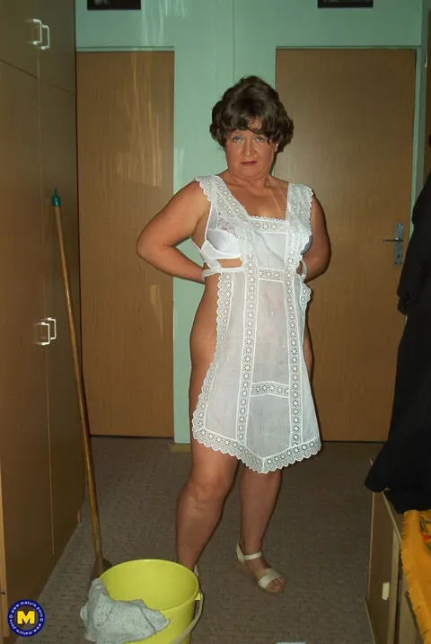 Mature Curvy MILF Spreads Her Trimmed Pussy in the Bathroom – photo 4 of 20