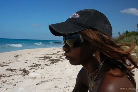 Ebony Babe in Glasses and Bikini Bares Her Shaved Pussy on the Beach – photo 1 of 16