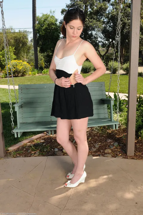 Jamie Lynn Skye: Brunette MILF Sheds Her Skirt and Spreads Her Pussy Outside – photo 3 of 21