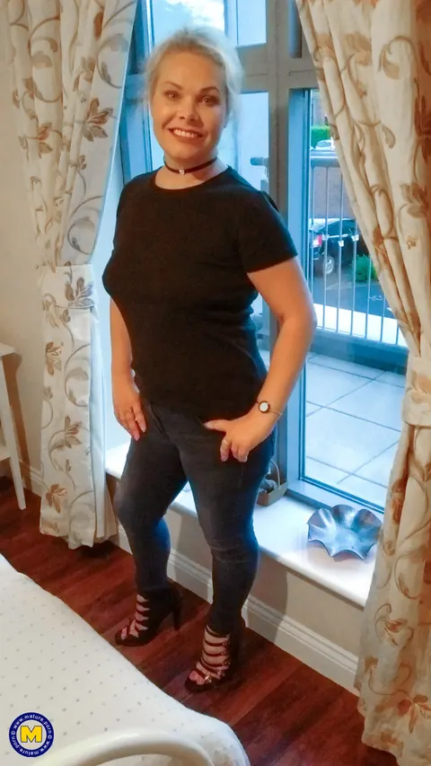 Francesca Kitten: Curvy British MILF in Stockings Flaunts Her Tattooed Body – photo 11 of 20