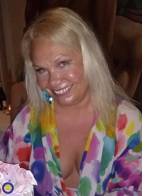 Francesca Kitten: Curvy British MILF in Stockings Flaunts Her Tattooed Body – photo 14 of 20