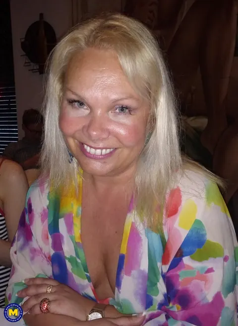 Francesca Kitten: Curvy British MILF in Stockings Flaunts Her Tattooed Body – photo 15 of 20
