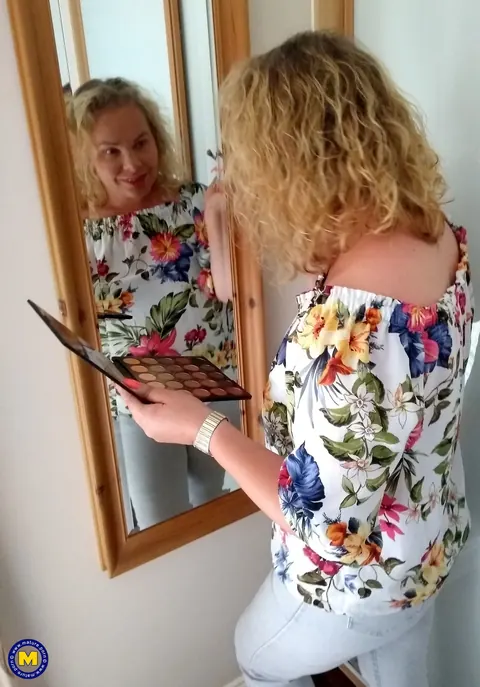 Francesca Kitten: Curvy British MILF in Stockings Flaunts Her Tattooed Body – photo 18 of 20