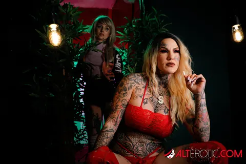 Evilyn Ink: Tattooed Lesbians Lick Pussy and Fuck with a Strap-On – photo 5 of 16