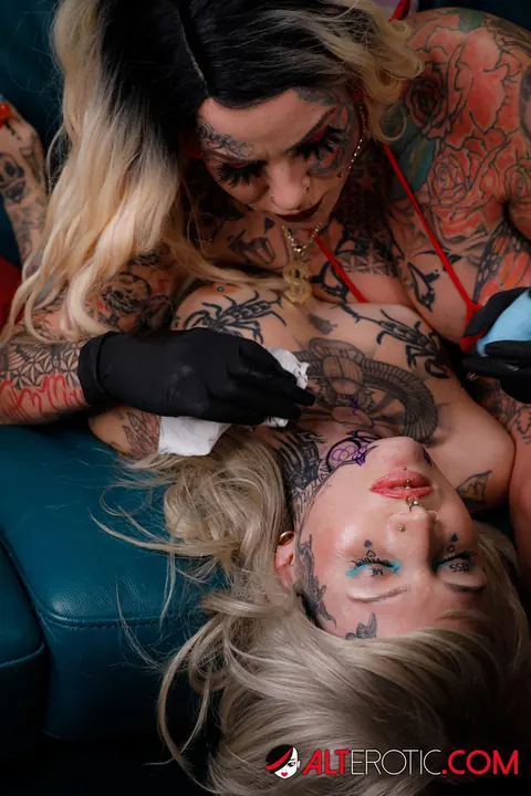 Evilyn Ink: Tattooed Lesbians Lick Pussy and Fuck with a Strap-On – photo 13 of 16