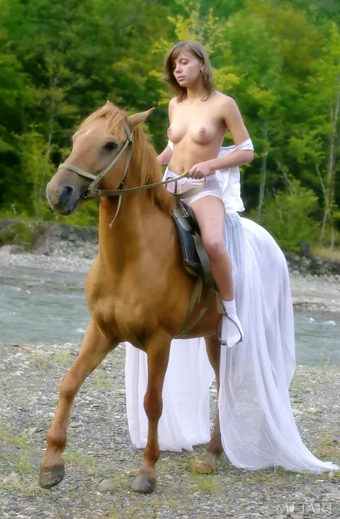 Slim European Blonde Strips Naked on a Horse Outdoors – photo 6 of 20