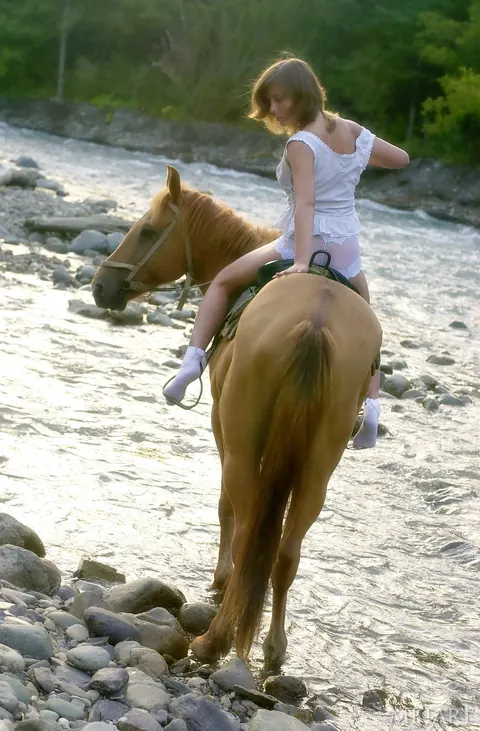 Slim European Blonde Strips Naked on a Horse Outdoors – photo 3 of 20