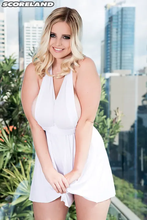 Codi Vore: Blonde BBW Strips Off Her Skirt in the Bathroom – photo 3 of 16