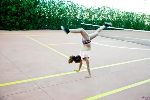 Brunette Strips Topless and Deepthroats on a Tennis Court – photo 3 of 16