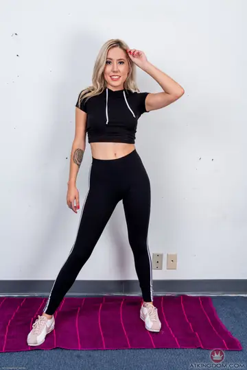 Thick Blonde in Yoga Pants Spreads Her Big Ass at the Gym