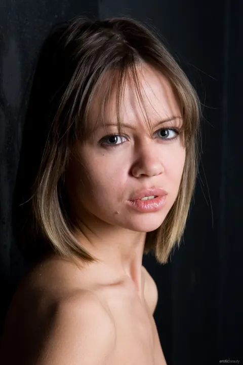 Short-Haired Slim Woman Spreads Her Legs Nude – photo 2 of 21